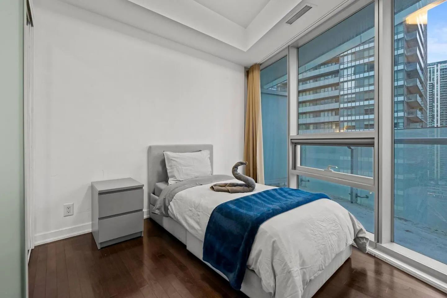 Apartment Home Away From Home Toronto